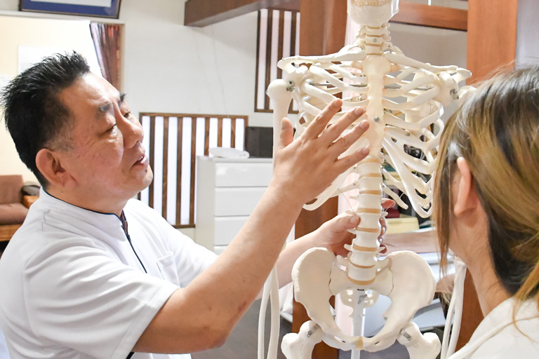 施術後の説明風景