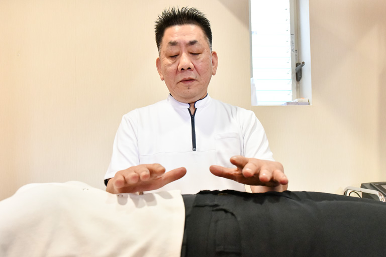 お腹へ気導力を注入している写真