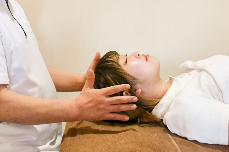 頭へ気導力を注入している写真